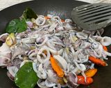 Foto langkah ke 2 dari resep Tumis Cumi Hitam.