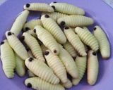 Foto langkah ke 6 dari resep Kue kering ulat sagu.