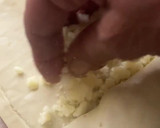 Foto del paso 6 de la receta: Rollitos de hojaldre con tres quesos y pera