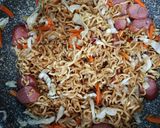 Foto langkah ke 5 dari resep Mie goreng sosis sayur.