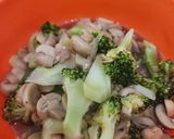 Foto langkah ke 4 dari resep Cah Brokoli Jamur Kancing.