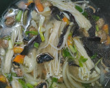 Foto langkah ke 3 dari resep Sup Segar 3 Jamur (enoki, merang, dan kuping).