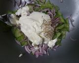 Tejfölös lilahagymás uborkasaláta recept fázis 3 fotója