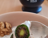 Foto del paso 3 de la receta: Un desayuno de avena remojada en yogur griego con kiwiños (kiwi-berry)