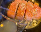 Foto langkah ke 2 dari resep Salmon with lemon butter sauce.