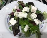 Foto del paso 2 de la receta: Ensalada de brotes variados salmón queso de Cabra y aderezo VIDALIM