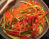 Foto del passaggio 3 della ricetta Spaghetti di soia con verdure