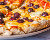Foto del paso 2 de la receta: Pizza 3 quesos con arándanos