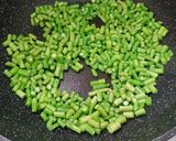 A picture of step 4 of Chinese stir-fry fish cakes dry beancurd with long beans 魚片豆乾炒長豆.