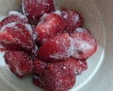 Foto langkah ke 2 dari resep Chia Seed pudding strawberry.