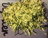Une image de l'étape 3 de Salade de crabe au céleri, courgette, oignon rouge et olives noires.