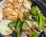 Foto del paso 4 de la receta: Nopales asados con queso en air fryer y fajitas de pollo con verduras salteadas 🤤