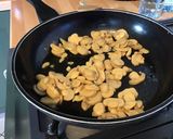 Une image de l'étape 1 de Sauce au thon, tomates séchées et champignons de paris.