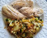 Foto del paso 5 de la receta: Churrascos de pollo con verduras salteadas y huevo
