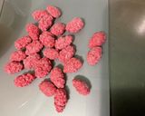 Une image de l'étape 3 de Gâteau skull à la rhubarbe, vanille et pralines roses.