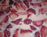 Foto del paso 3 de la receta: Fresas con leche y azúcar