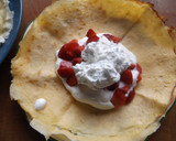 Foto del paso 3 de la receta: Crêpes con crema de queso, nata, semillas de amapola y fresas
