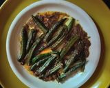 A picture of step 3 of Bhindi curry.