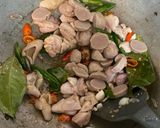 Foto langkah ke 2 dari resep Tumis Jamur Tiram Ayam dan Bakso.
