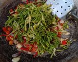 Foto langkah ke 7 dari resep Oseng daun dan bunga pepaya gantung.