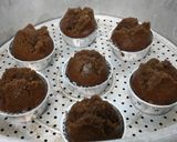 Foto langkah ke 5 dari resep Bolu Kukus Karamel Coklat Sukses (No Mixer n No Telur).