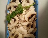 Foto del passaggio 1 della ricetta Risotto con funghi freschi champignon