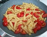 Foto del passaggio 3 della ricetta Pasta alla crema di ricotta, basilico e pistacchi con pomodorini