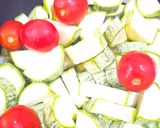Une image de l'étape 1 de Salade des pâtes aux tomates cerises et courgettes.