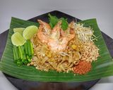 Foto langkah ke 7 dari resep Pad Thai With King Prawns.