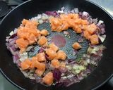 Une image de l'étape 7 de Tagliatelles au saumon, oignon rouge et vodka.