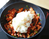 Foto langkah ke 7 dari resep Kimchi Bokkeumbab Nasi goreng Korea.