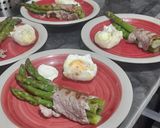 Foto del paso 3 de la receta: Espárragos en churrasco con huevo pochado