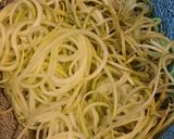 Tejszínes cukkínispagetti - spagettivel recept fázis 1 fotója