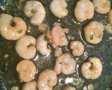 Foto del paso 1 de la receta: Spaguetti negro con gulas y gambas