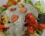 Foto del paso 3 de la receta Ensalada cabrales, ajos fritos, tomate, con brotes frescos