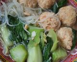 Foto langkah ke 4 dari resep *Sup Bola-Bola Ayam*.