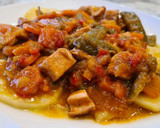 Foto del paso 8 de la receta: Estofado de pavo con verduras sobre cama de patatas al vino