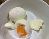 Foto langkah ke 2 dari resep Telur 1/2 matang dengan salad dressing wijen sangrai.