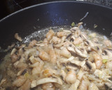 Foto del paso 3 de la receta: Salteado de champiñones con langostinos y pimiento asado