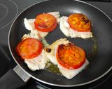 Foto del paso 2 de la receta Merluza a la gallega sobre cama de tomate