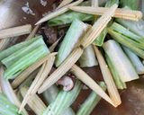 รูปขั้นตอนการทำที่ 2 ของ ผัดบวบข้าวโพดอ่อนเห็ดหอมน้ำแดง🍄🧄🫚