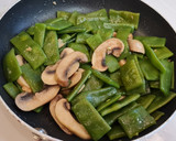 Foto del paso 5 de la receta: Salteado de judías verdes y champiñones al ajillo