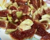 A picture of step 1 of Fresh figs smoothie.
