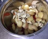 Une image de l'étape 6 de Salade de pommes de terre aux tomates, poivrons, artichauts et olives.