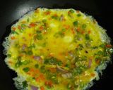 A picture of step 4 of Noodles stuffed omelette.