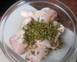 Foto del paso 2 de la receta: Pollo adobado en freidora de aire con papas arrugas y tomates cherry al ajillo