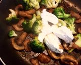 A picture of step 4 of Creamy mushroom broccoli chicken.