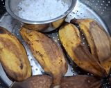 Foto langkah ke 1 dari resep Pisang Kepok Kukus Salut Kelapa.