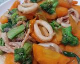 Foto langkah ke 2 dari resep Tumis Wortel Brokoli Cumi.