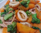 Foto langkah ke 2 dari resep Tumis Wortel Brokoli Cumi.